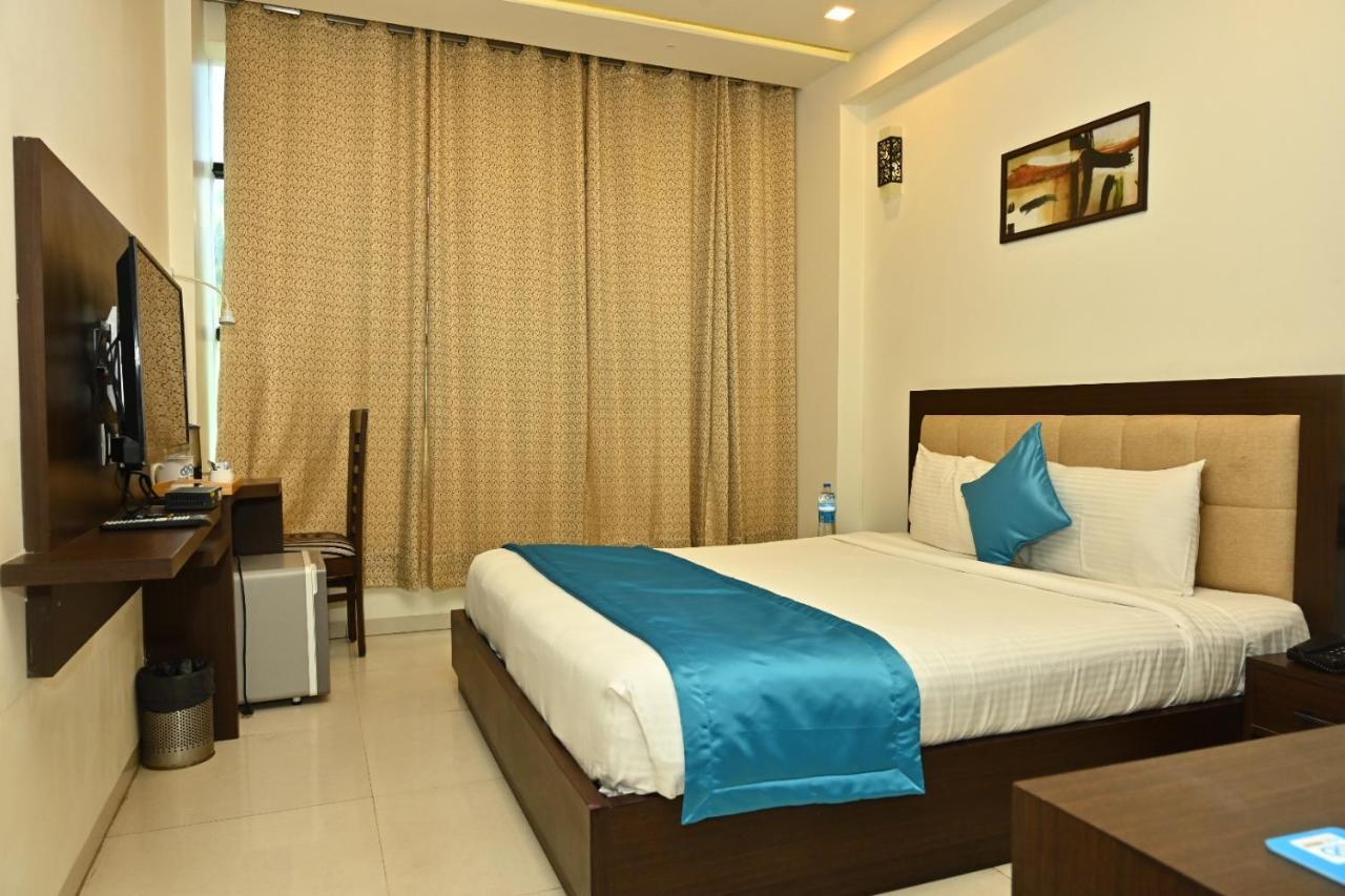 Blue Arrow Hotel Karwar Luaran gambar